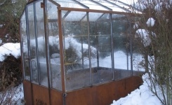 Serre ferronnerie de pierre et jardin 