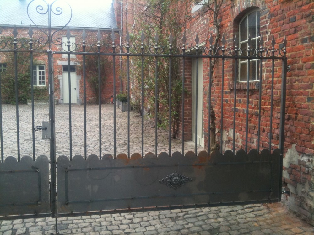 grille pierre et jardin