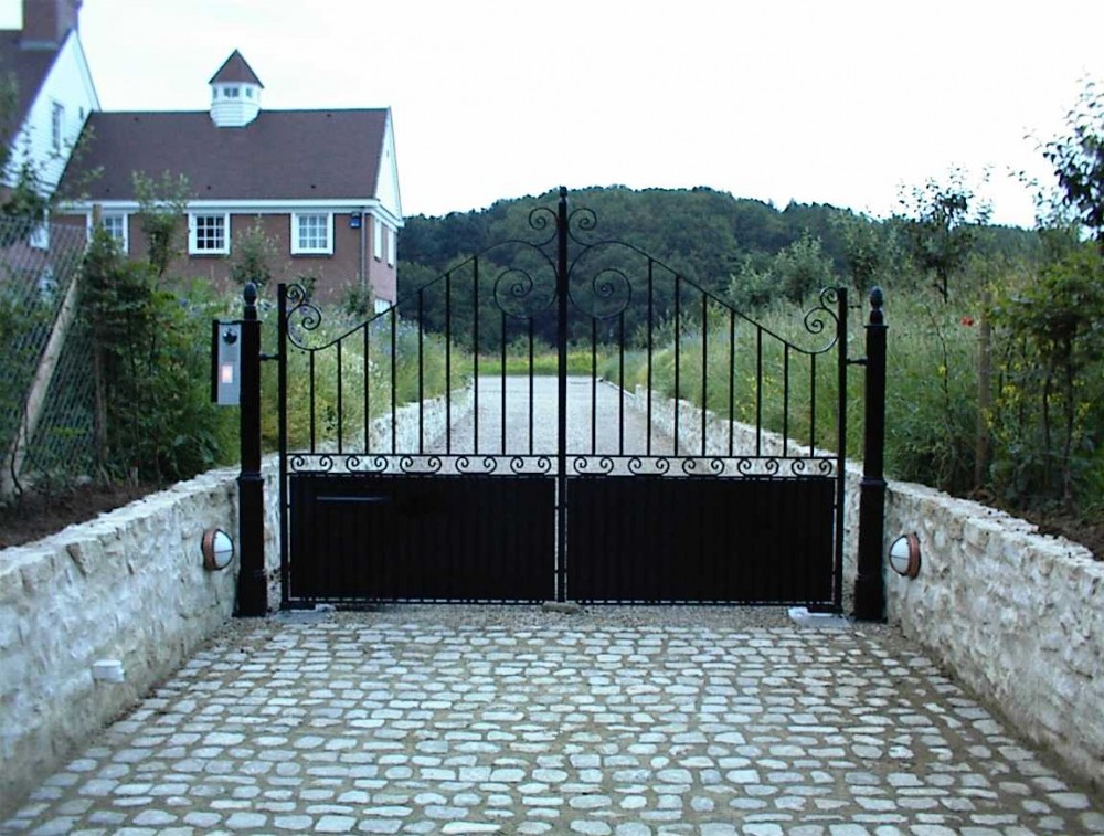 grille pierre et jardin
