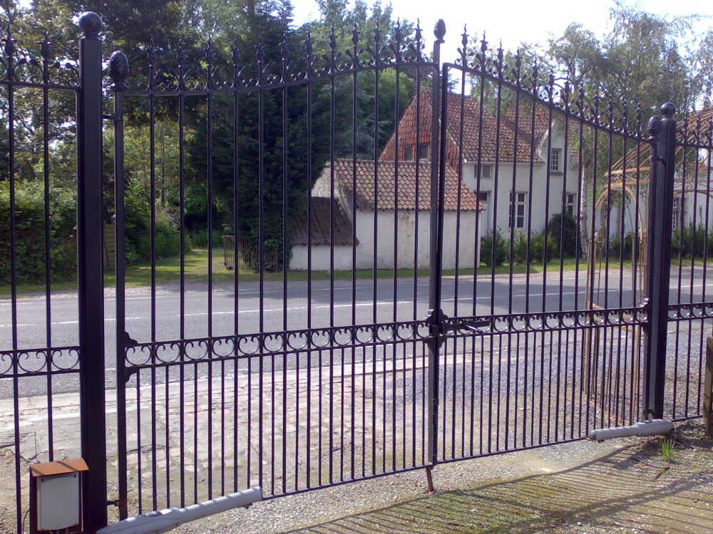 grille pierre et jardin