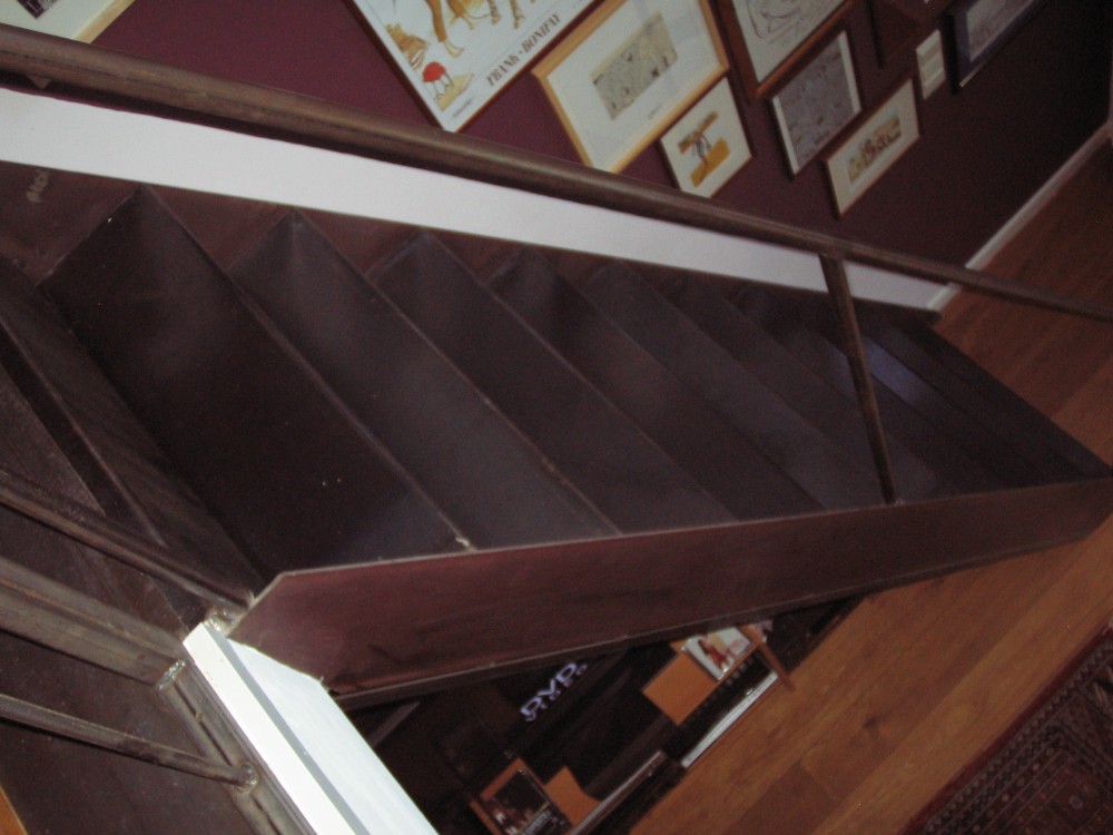 escalier en fer forgé, marche avec plis