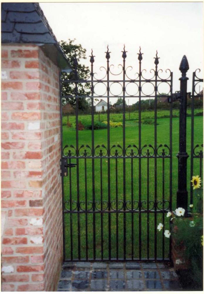 grille pierre et jardin