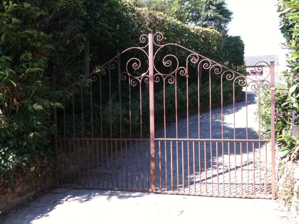 grille pierre et jardin