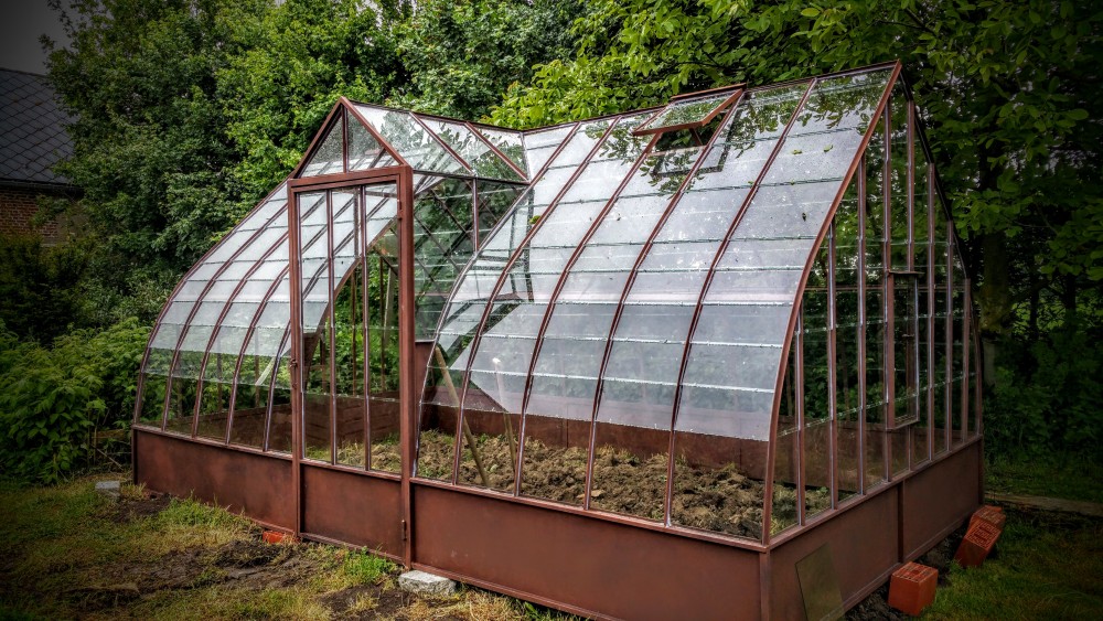 Serre ferronnerie de pierre et jardin 