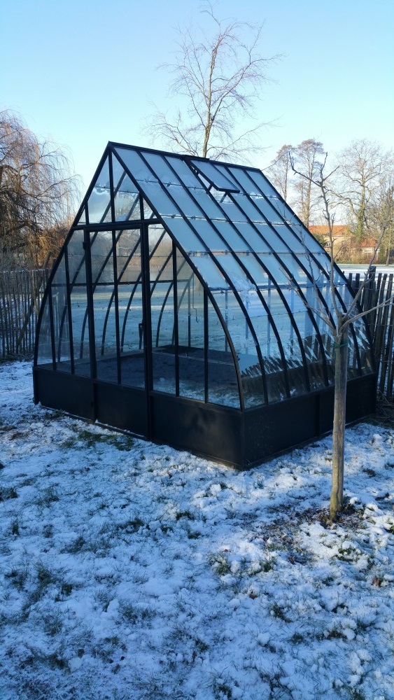Serre ferronnerie de pierre et jardin