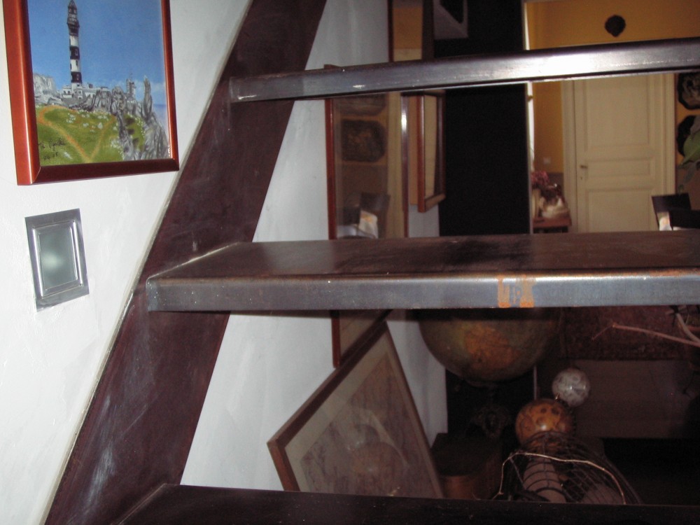 escalier en fer forgé, marche avec plis
